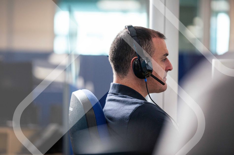 it worker with headset using hosted pbx