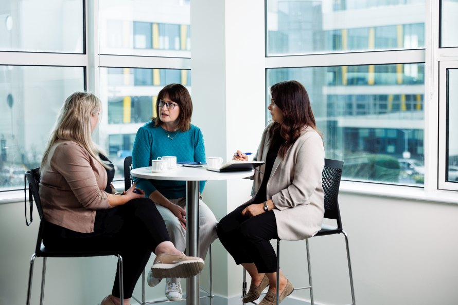 BUsiness meeting 3 women